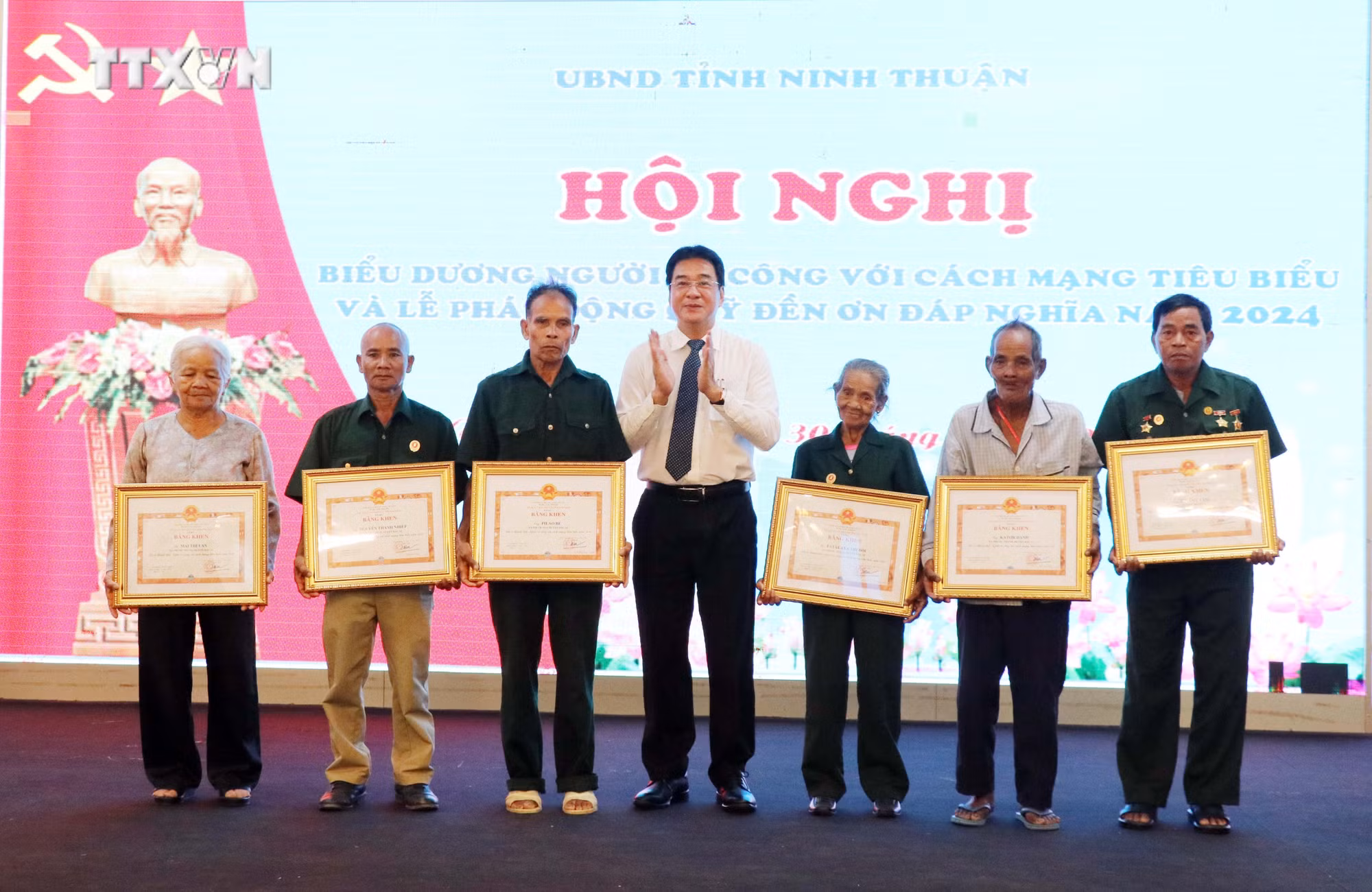 vna_potal_ninh_thuan_bieu_duong_nguoi_co_cong_tieu_bieu___7511464.jpg