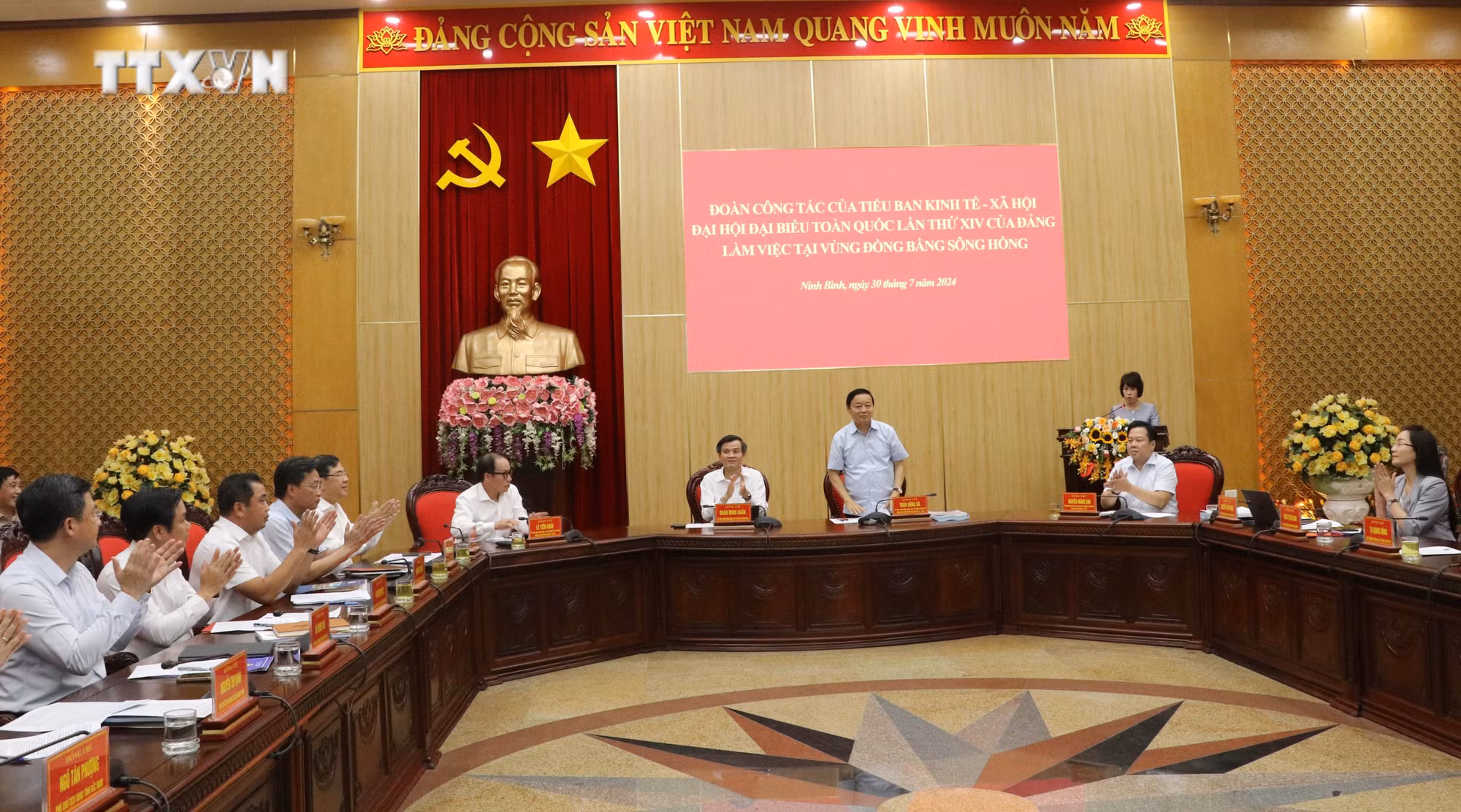 vna_potal_tieu_ban_kinh_te_-_xa_hoi_dai_hoi_xiv_cua_dang_lam_viec_voi_cac_tinh_vung_dong_bang_song_hong_7511615.jpg