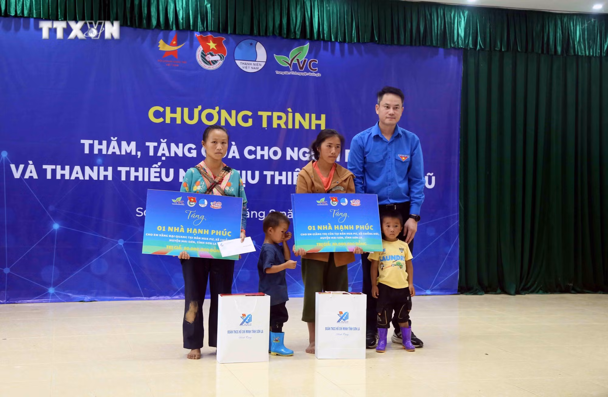 vna_potal_trung_uong_doan_tham_tang_qua_nhan_dan_va_thanh_thieu_nhi_vung_bi_thien_tai_xa_chieng_noi_son_la_7535267.jpg