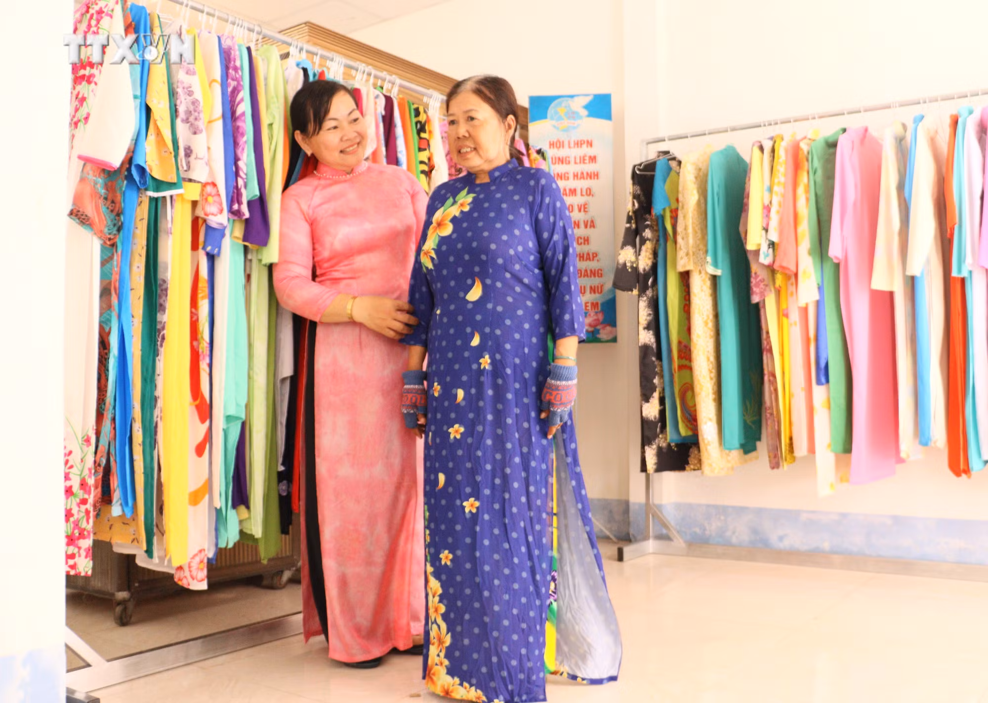 vna_potal_ngay_quoc_te_phu_nu_83_vinh_long_lan_toa_mo_hinh_tu_ao_dai_0_dong__7262347.jpg