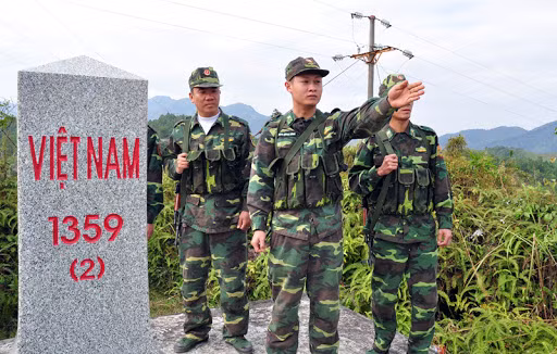 Cán bộ, chiến sĩ Đồn Biên phòng Bắc Sơn tuần tra, kiểm soát khu vực Cột mốc . Ảnh: baoquangninh.com.vn