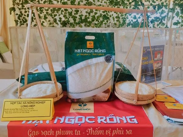 Sản phẩm Gạo Hạt Ngọc Rồng của Hợp tác xã Nông nghiệp Long Hiệp, huyện Trà Cú được cấp Giấy chứng nhận sản phẩm đạt 04 sao OCOP . Ảnh:mard.gov.vn