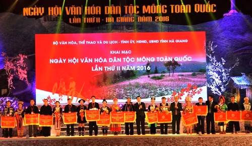 Ban Chỉ đạo, Ban Tổ chức Ngày hội trao cờ lưu niệm cho các tỉnh tham gia Ngày hội Văn hóa dân tộc Mông lần thứ II năm 2016 tại Hà Giang. Ảnh: Minh Tâm - TTXVN