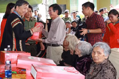 Tặng quà cho người có công. Ảnh : thoibaotaichinhvietnam.vn
