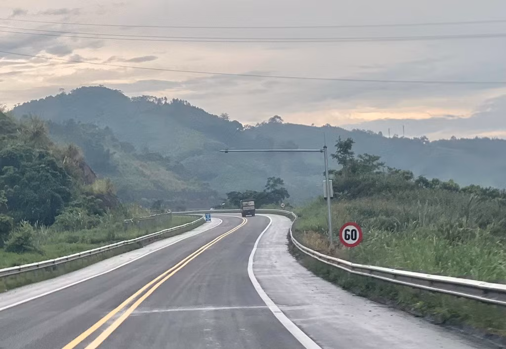 Đoạn Yên Bái - Lào Cai trên cao tốc Nội Bài - Lào Cai mới có 2 làn xe. Ảnh: bnews.vn 