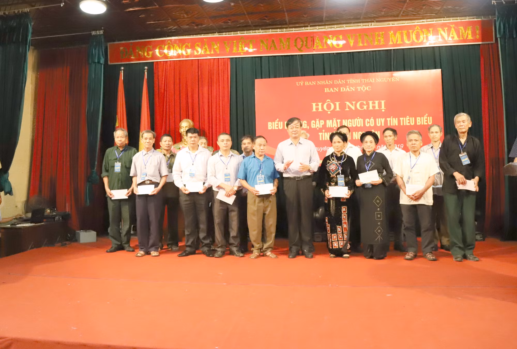 Trao quà cho người có uy tín tiêu biểu có thành tích xuất sắc. Ảnh :thainguyen.gov.vn
