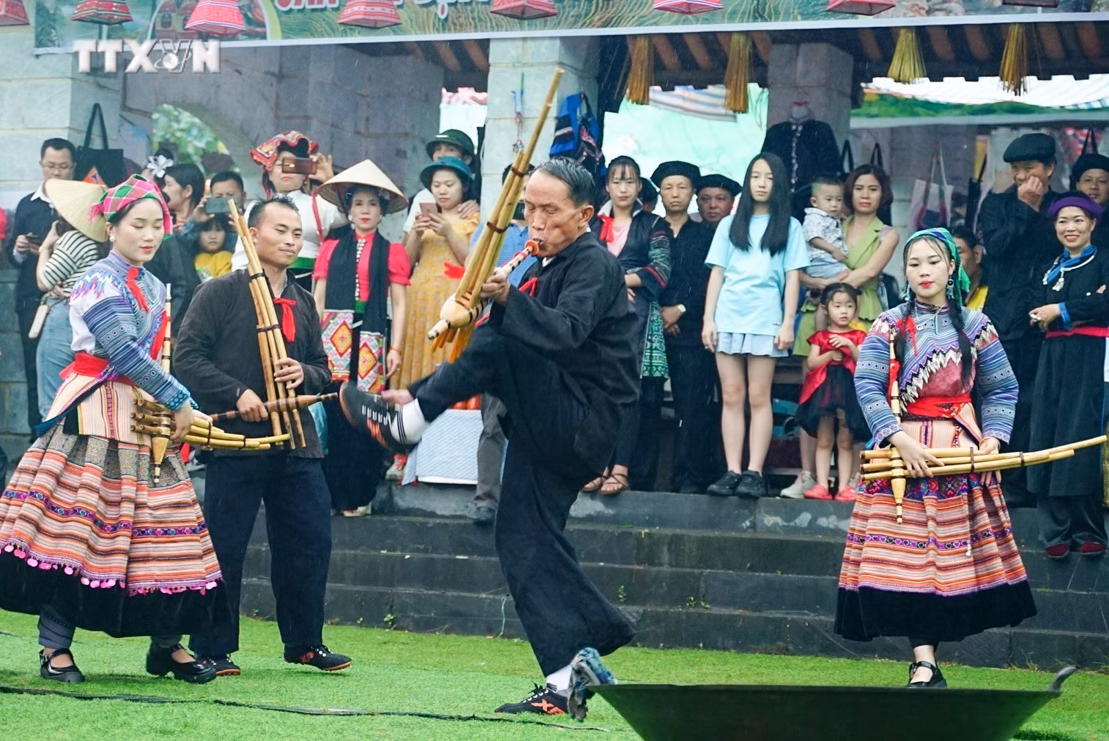 vna_potal_“ngay_hoi_non_song_thong_nhat”_cua_dong_bao_cac_dan_toc_tai_lang_van_hoa_-_du_lich_cac_dan_toc_viet_nam__6707622.jpg