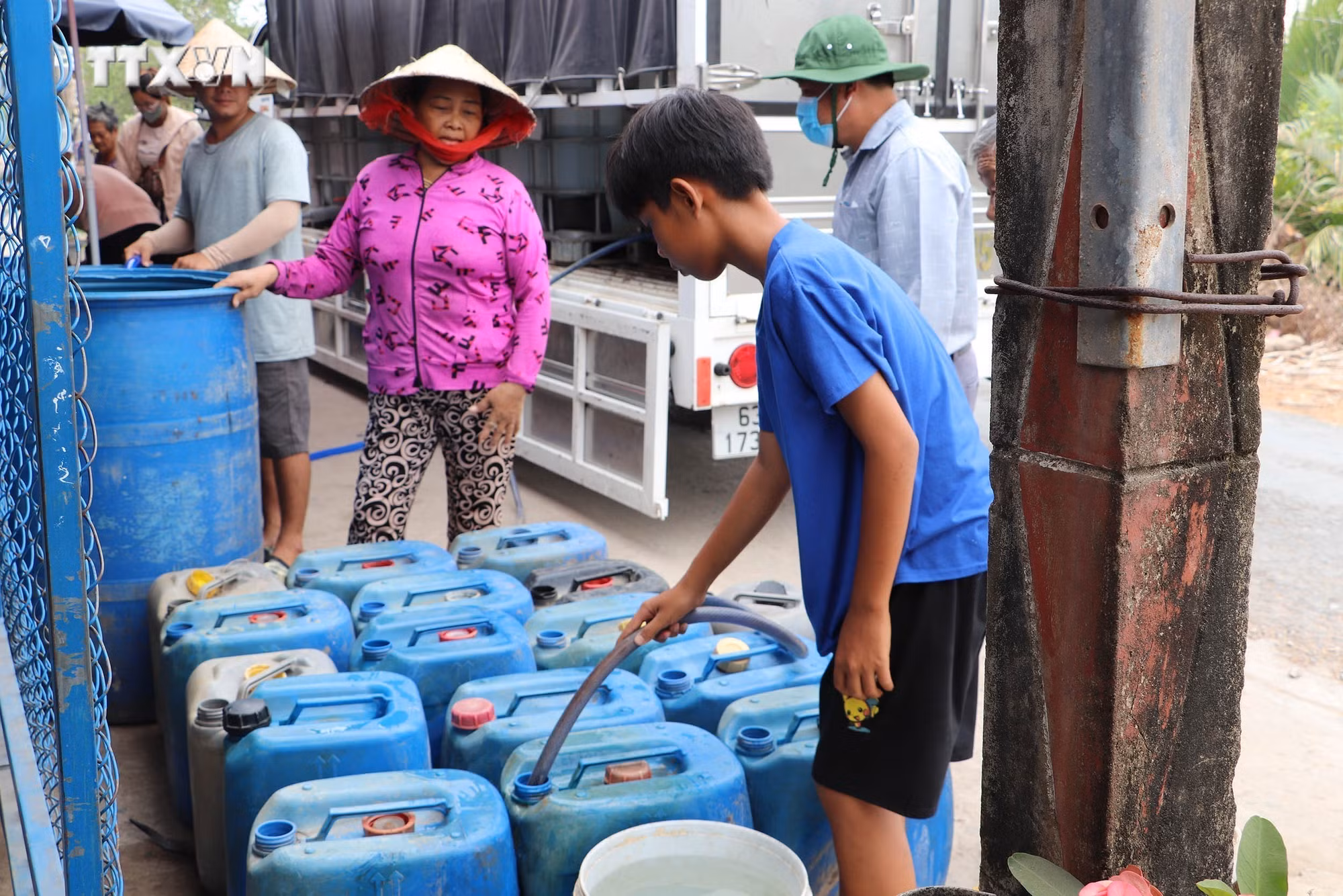 vna_potal_tien_giang_tap_trung_cap_nuoc_sinh_hoat_cho_nhan_dan_vung_thien_tai_tan_phu_dong__7324292.jpg