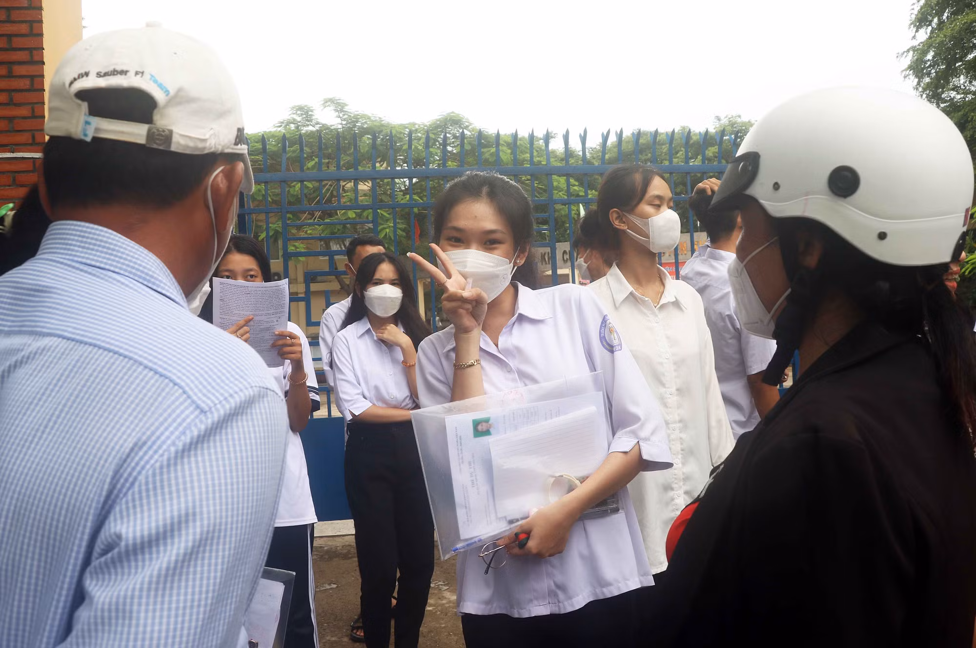 Em Trần Thị Bích Trâm, học sinh Trường Trung học Phổ thông Dân tộc Nội trú tỉnh Cà Mau vui vẻ sau khi làm tốt môn thi tiếng Anh vào chiều ngày 8/7. Ảnh: Huỳnh Anh - TTXVN 