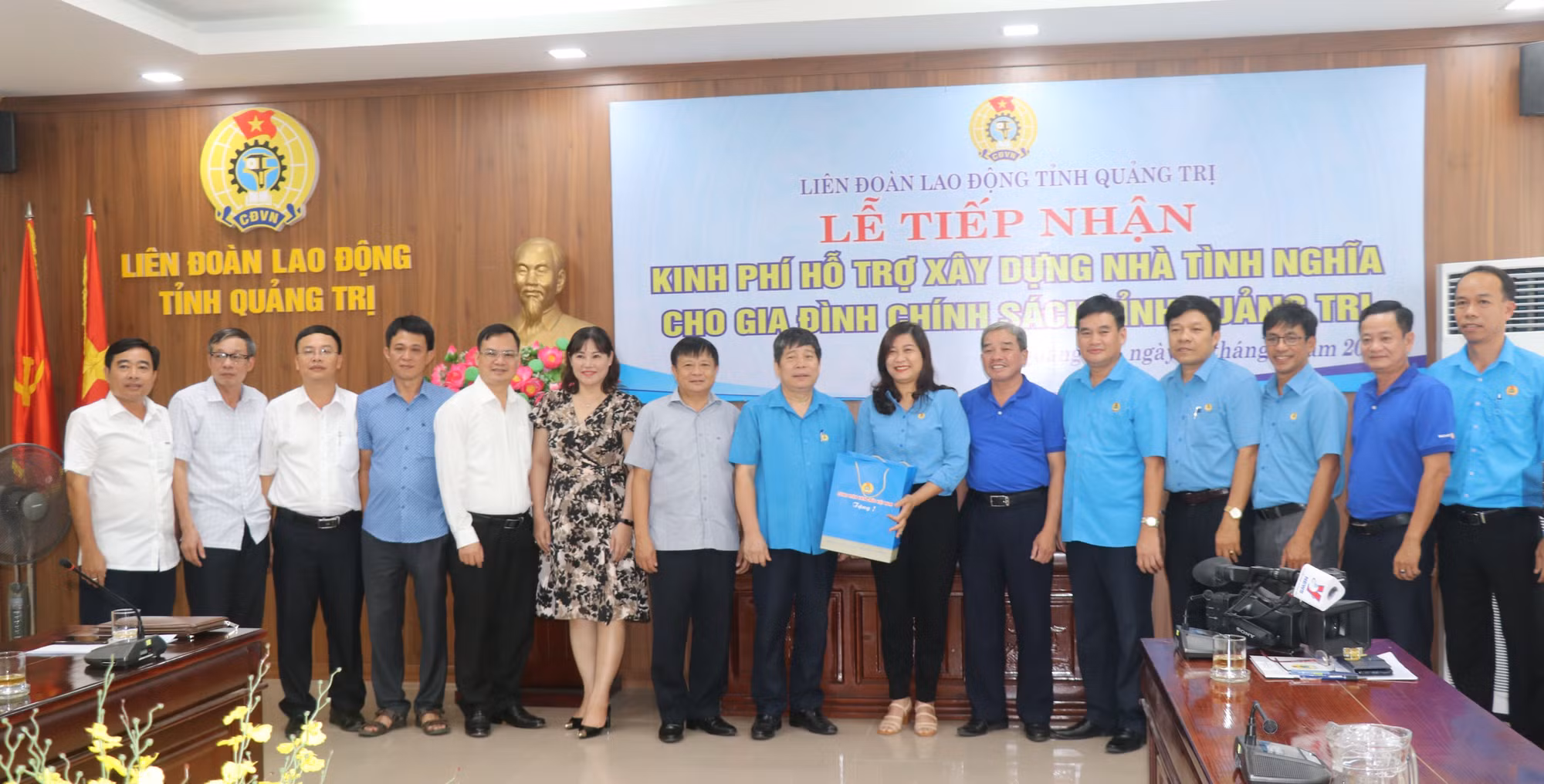 Đoàn công tác của Công đoàn viên chức Việt Nam và các công đoàn trực thuộc chụp hình lưu niệm. Ảnh: Thanh Thủy-TTXVN 