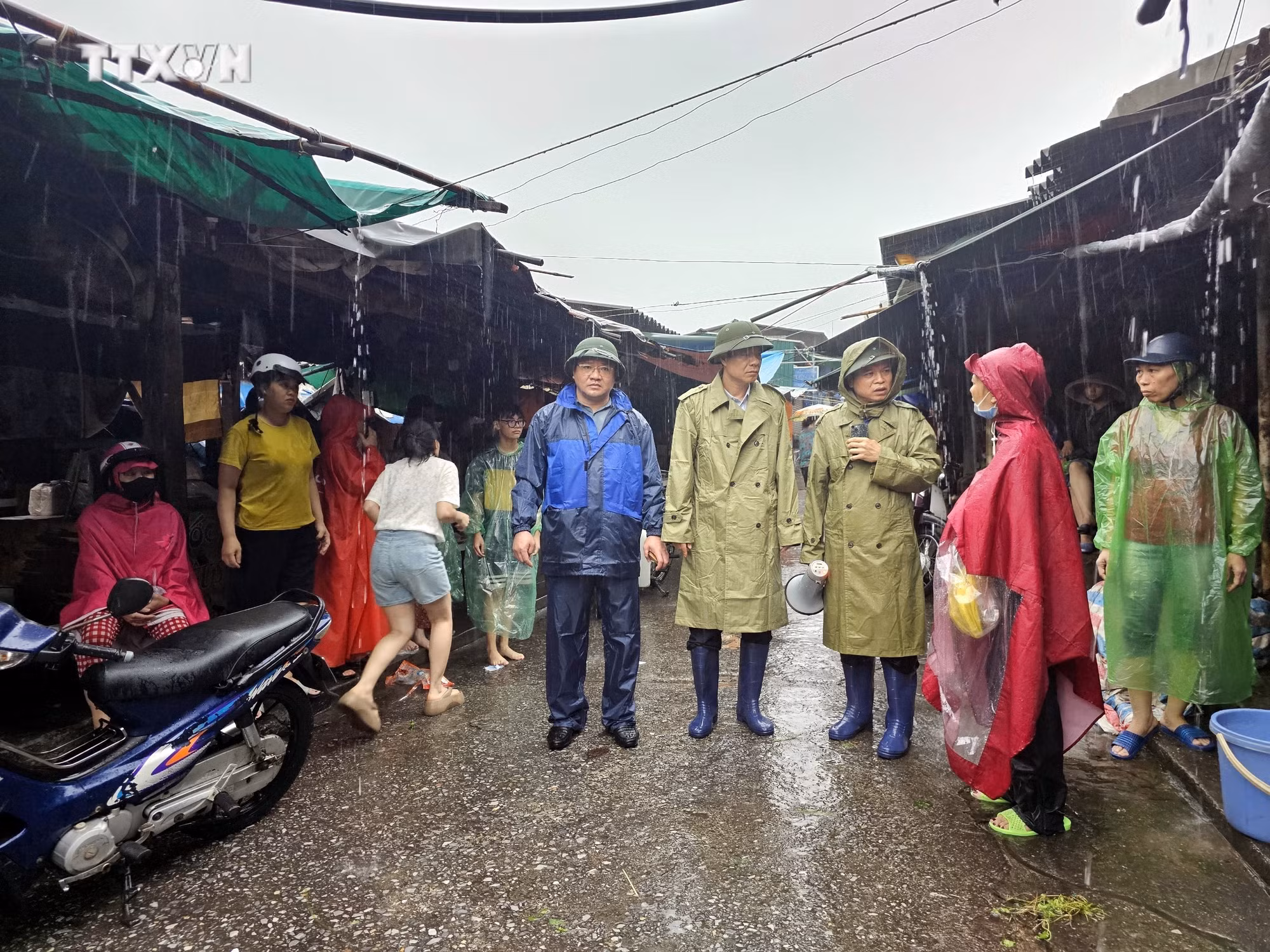 vna_potal_mua_lon_gay_ngap_lut_cuc_bo_o_mot_so_noi_o_quang_ninh_7421589.jpg