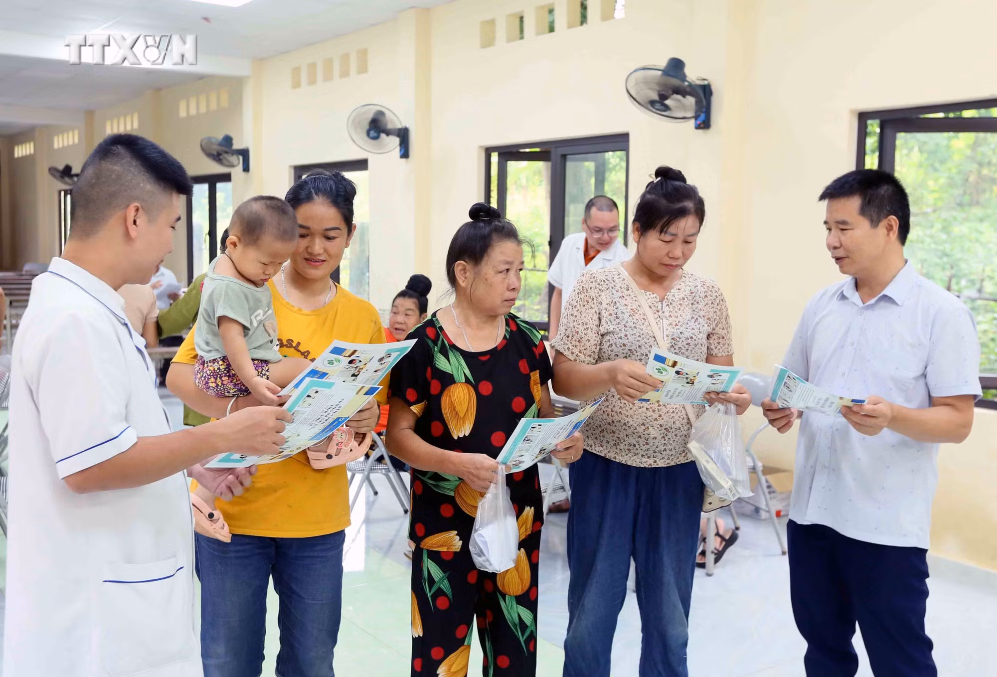 vna_potal_kham_phat_thuoc_mien_phi_cho_nhan_dan_bi_anh_huong_mua_lu_tai_son_la_7515090.jpg