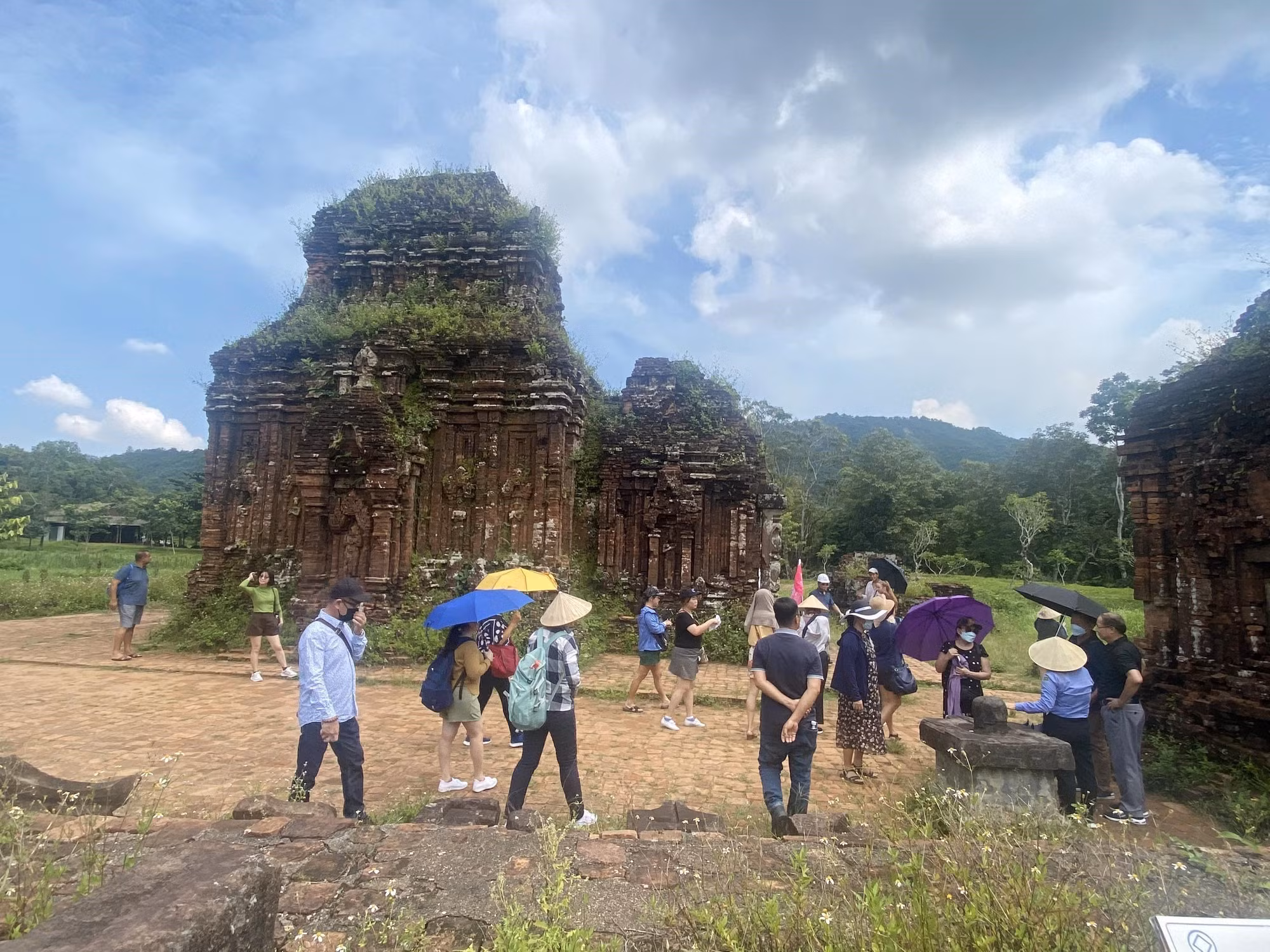 Bộ Linga – Yoni liền khối tại khu đền tháp Mỹ Sơn luôn là điểm tham quan hấp dẫn với du khách. Ảnh: Đoàn Hữu Trung-TTXVN 
