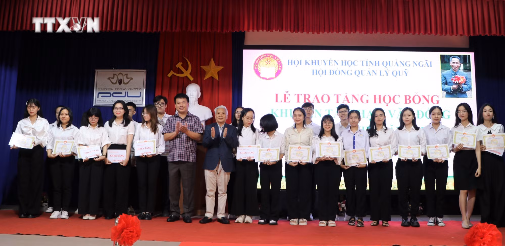 vna_potal_quang_ngai_trao_261_suat_hoc_bong_khuyen_tai_pham_van_dong_7213867.jpg