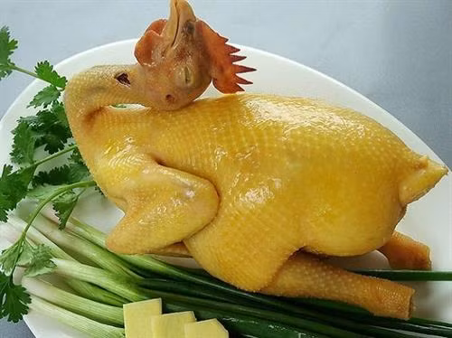 Cách luộc gà cúng Tất niên thơm ngon, da vàng óng, không bị nứt