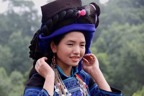 Cách làm đẹp độc đáo của phụ nữ Hà Nhì đen