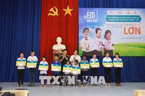 Trao 460 học bổng cho học sinh hoàn cảnh khó khăn ở Đắk Lắk