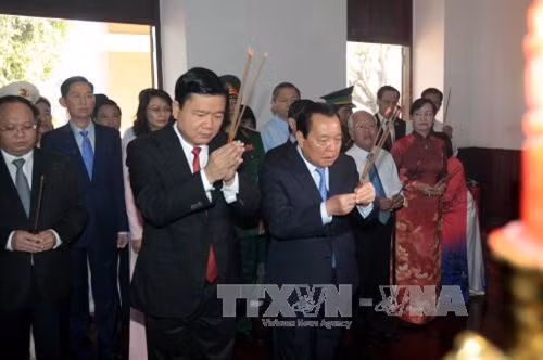 Lãnh đạo Thành phố Hồ Chí Minh dâng hương Bác Hồ, Bác Tôn