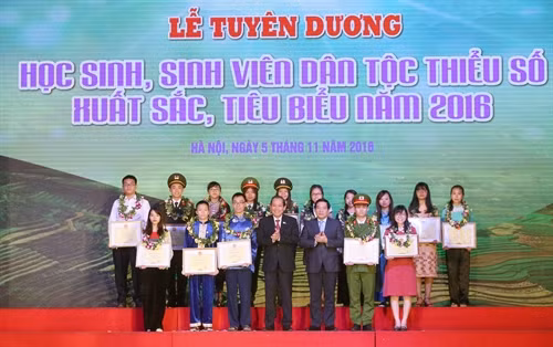 Vinh danh 137 học sinh dân tộc thiểu số xuất sắc năm 2016