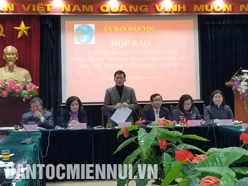 Tuyên dương người có uy tín, nhân sĩ trí thức và doanh nhân tiêu biểu dân tộc thiểu số năm 2017