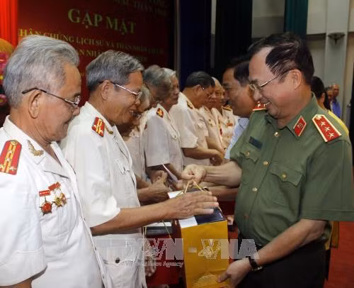 Gặp mặt nhân chứng lịch sử và thân nhân liệt sỹ Công an nhân dân