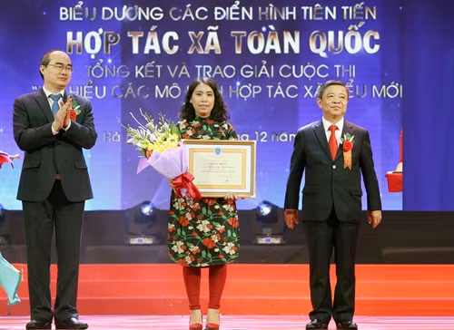 Lễ biểu dương các điển hình tiên tiến và tổng kết cuộc thi tìm hiểu mô hình HTX kiểu mới -2016