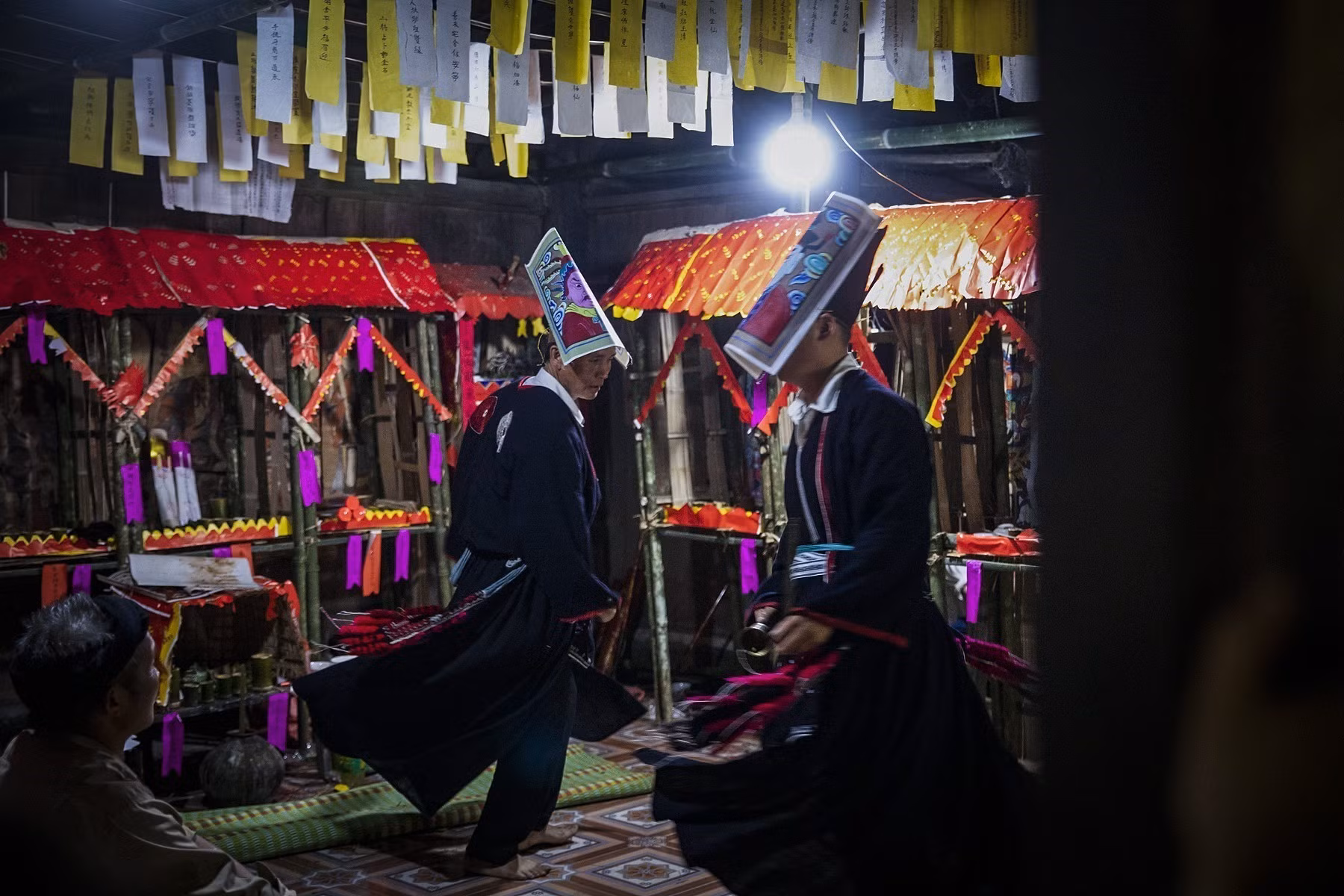 5.	Ông Lý Văn Hềnh, thầy cúng ở Bản Sưng, xã Cao Sơn (Đà Bắc, Hòa Bình) đã được cấp thượng giới 12 ngọn đèn là một trong 12 thầy làm lễ đám chay của dòng họ Triệu. Ảnh: Trọng Đạt – TTXVN