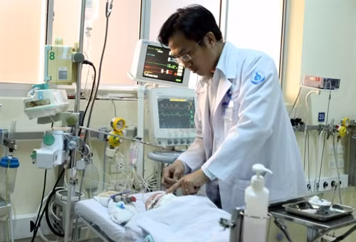 Phẫu thuật thành công bé gái có khối bướu quái hiếm gặp