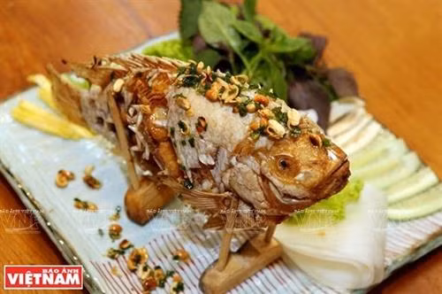 Cá điêu hồng chiên xù cuốn bánh tráng miền Tây Nam Bộ
