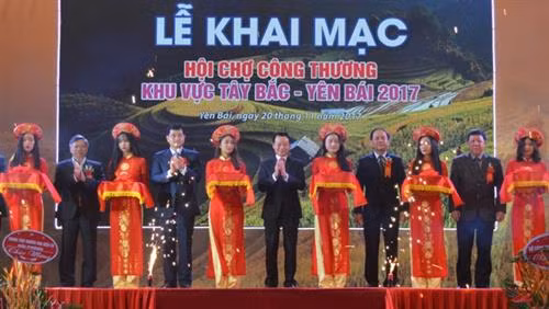 Khai mạc Hội chợ Công thương khu vực Tây Bắc