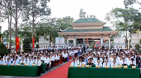 Lãnh đạo tỉnh dâng hương viếng Chủ tịch Hồ Chí Minh