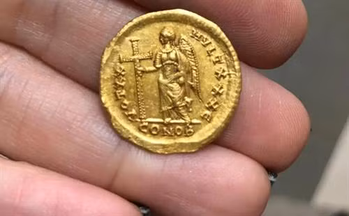 Phát hiện đồng tiền vàng niên đại 1.600 năm tuổi tại Israel