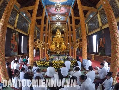 Vui Tết Chôl Chnăm Thmây và rộn ràng ngày Giỗ Tổ tại Làng Văn hóa - Du lịch các dân tộc Việt Nam
