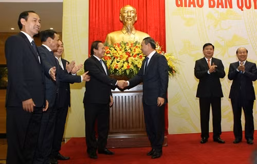 Bộ Thông tin và Truyền thông trao tặng Bộ Giao thông vận tải bức tượng đồng chân dung Bác Hồ và bộ tem mẫu mới về chủ quyền, hải đảo