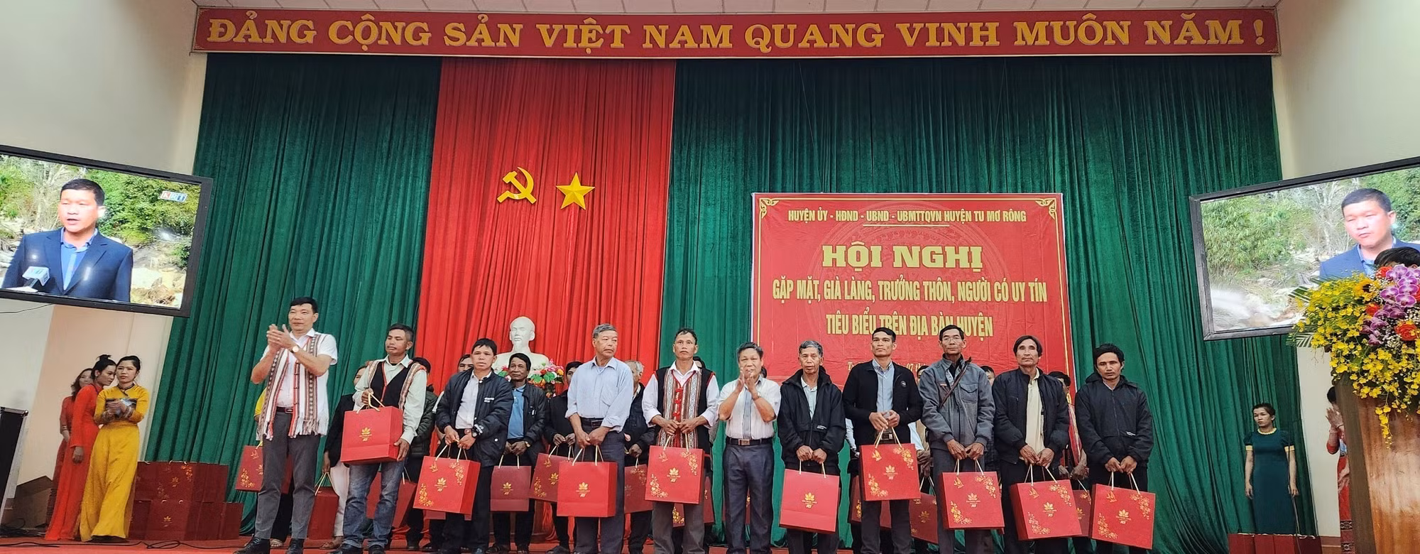 Kon Tum: Gặp mặt già làng, trưởng thôn, người có uy tín tiêu biểu