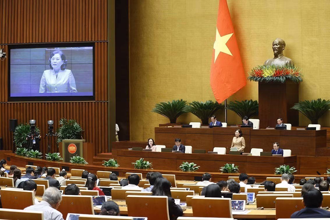 Thống đốc Ngân hàng Nhà nước Nguyễn Thị Hồng giải trình, làm rõ một số vấn đề đại biểu Quốc hội nêu. Ảnh: Doãn Tấn - TTXVN