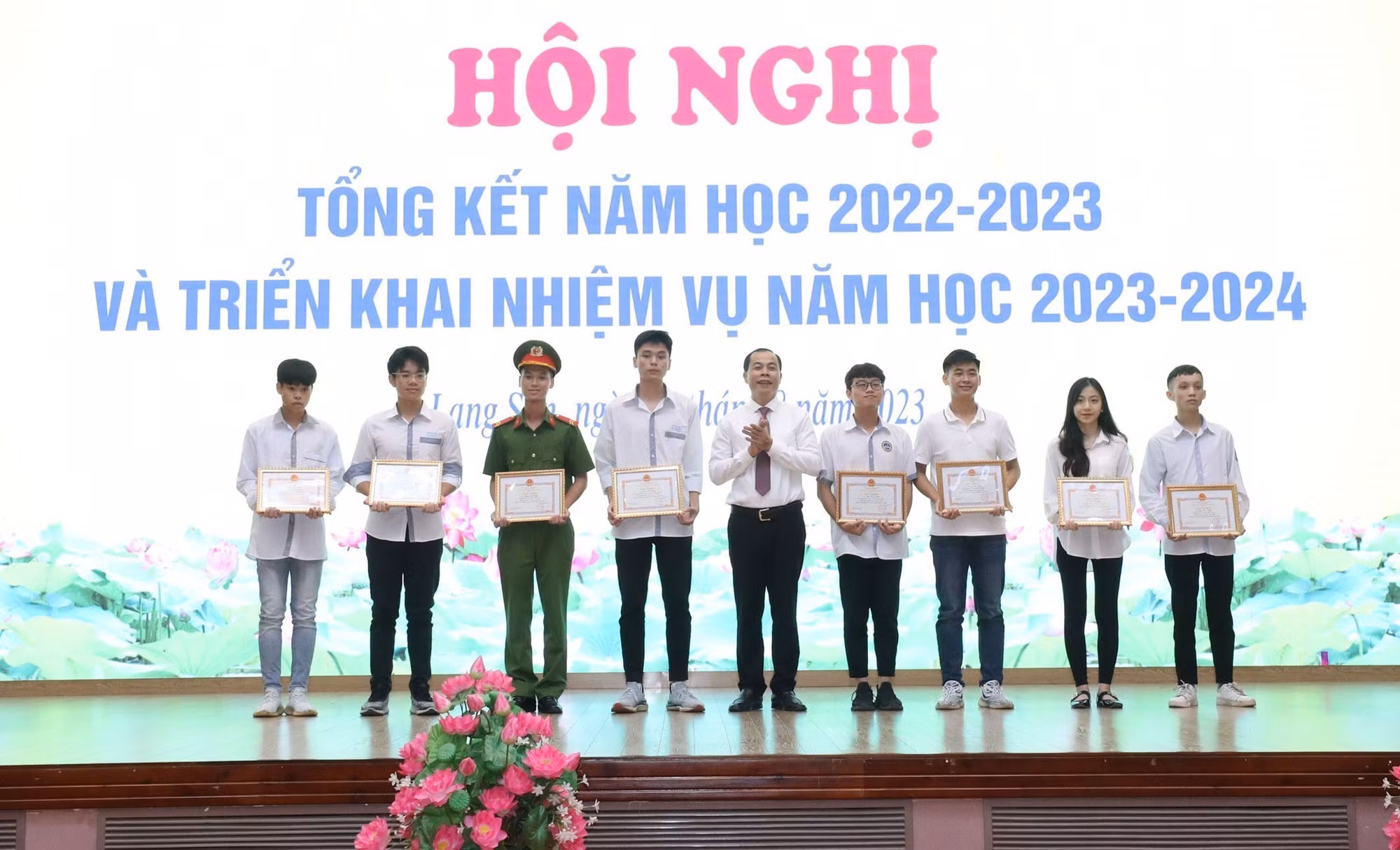 Các học sinh là thủ khoa các khối thi và học sinh đạt 2 điểm 10 trong kỳ thi Tốt nghiệp THPT quốc gia 2023 nhận Giấy khen của Giám đốc Sở Giáo dục và Đào tạo. Ảnh: Anh Tuấn – TTXVN