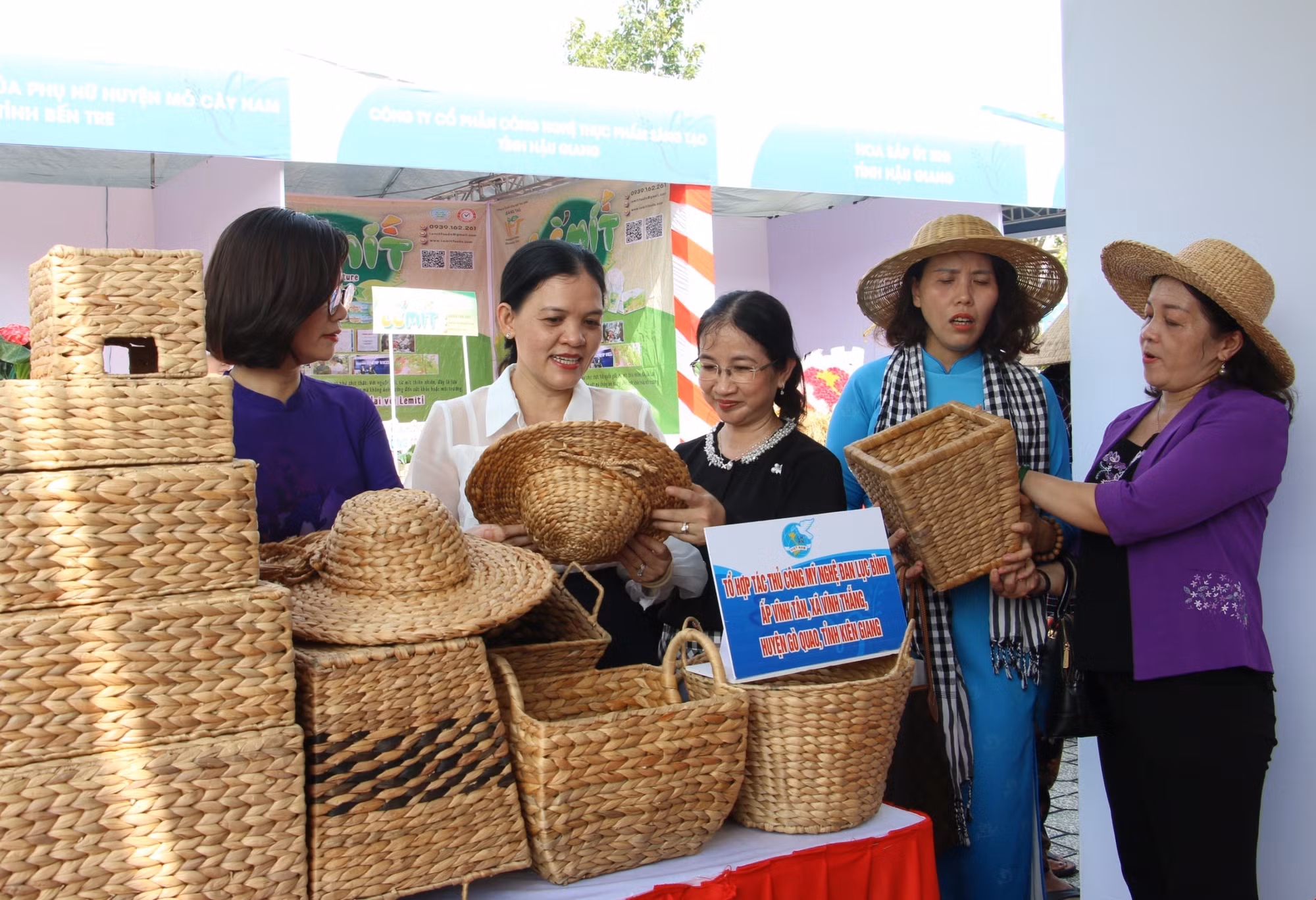 Các sản phẩm đạt chứng nhận OCOP tại hội chợ. Ảnh: Chương Đài - TTXVN