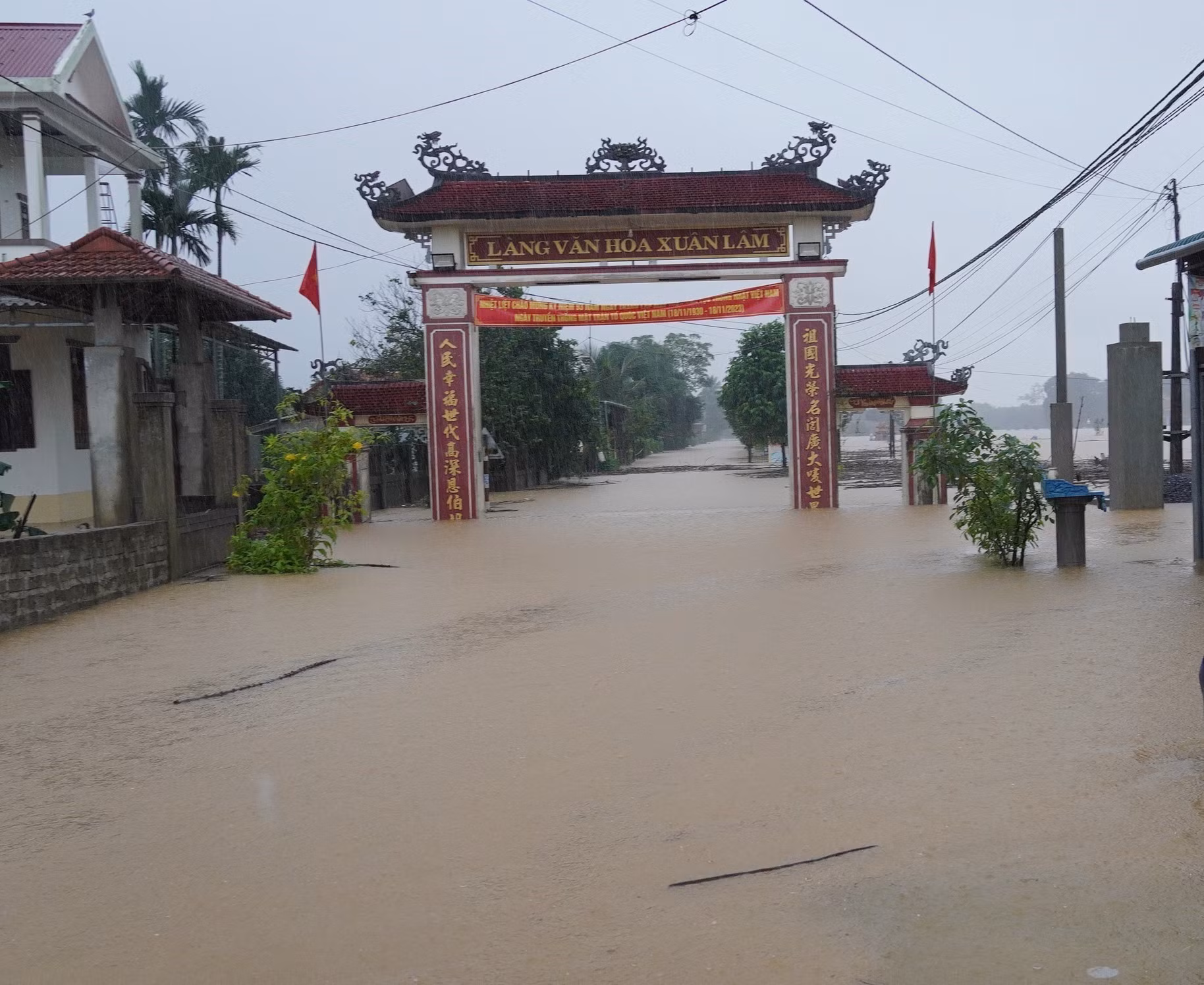 Mưa lũ gây nhiều thiệt hại tại khu vực miền Trung