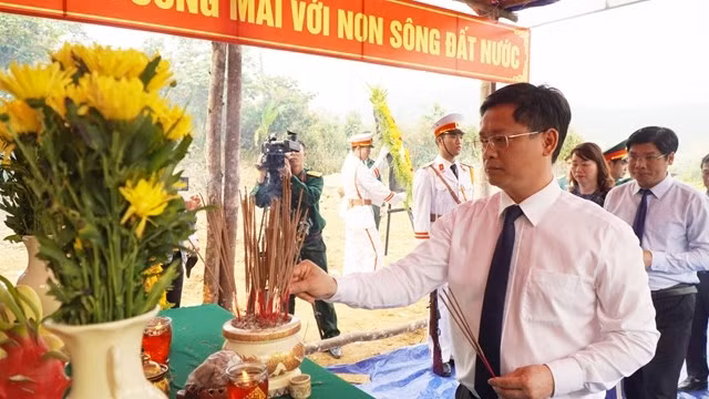 Lãnh đạo tỉnh Thừa Thiên Huế dâng hương tưởng nhớ các liệt sĩ hy sinh tại Tiểu khu 67. Ảnh: qdnd.vn