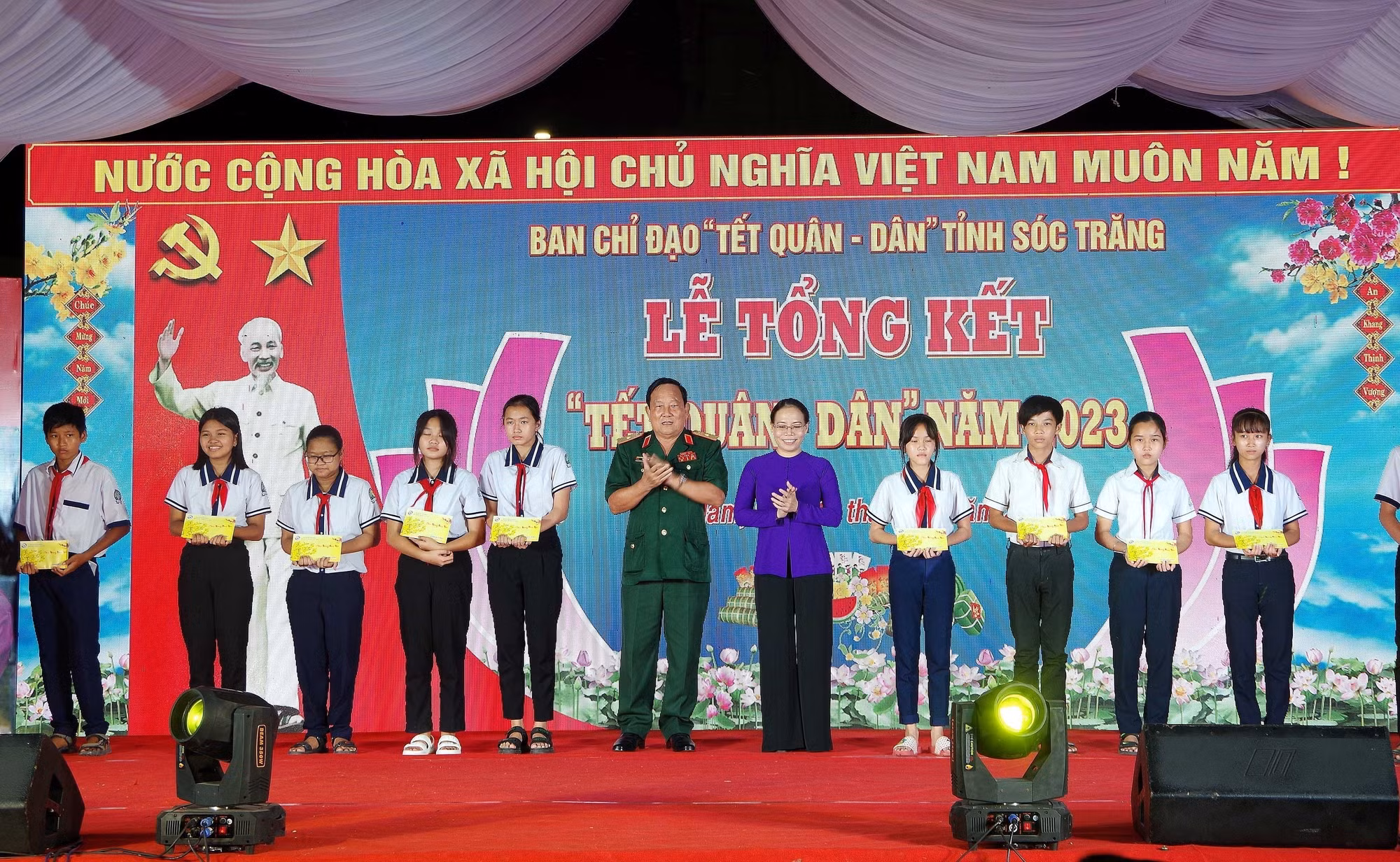Ban Chỉ đạo “Tết quân - dân” tỉnh Sóc Trăng tổ chức trao học bổng cho học sinh nghèo vượt khó. Ảnh: Trung Hiếu - TTXVN