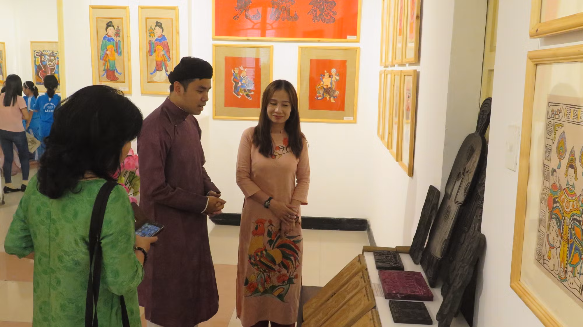 Triển lãm trưng bày nhiều mộc bản tranh dân gian. Ảnh: Tường Vi - TTXVN