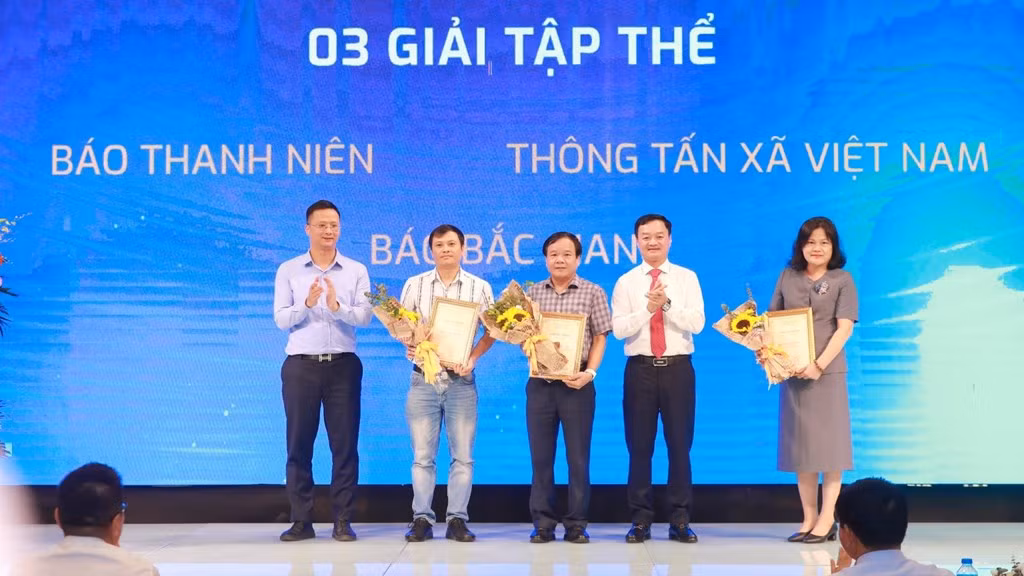 Thông tấn xã Việt Nam đạt giải Tập thể Giải báo chí viết về ngành giao thông 