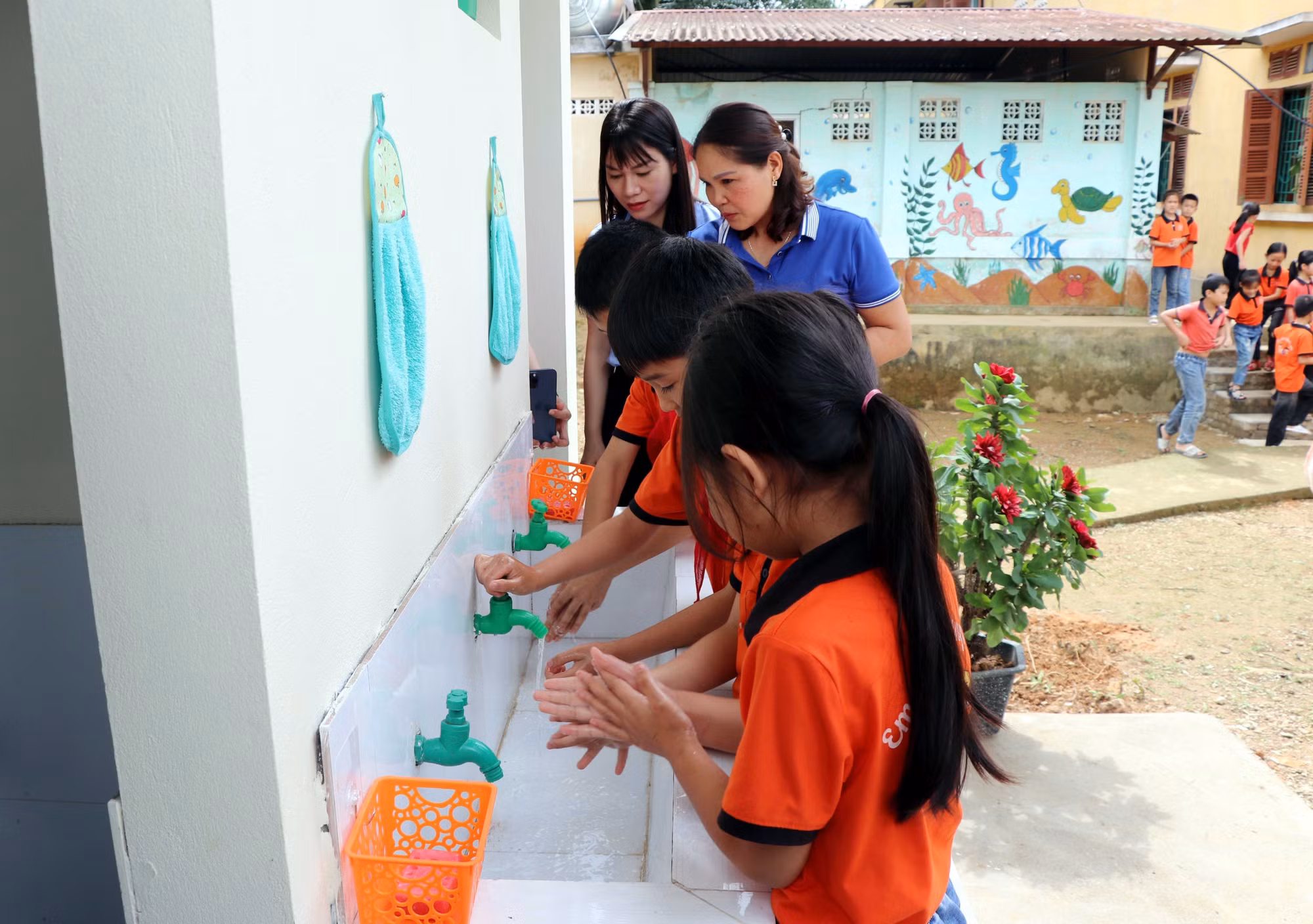 Các em học sinh Trường Tiểu học Thành Long, xã Thành Long, huyện Hàm Yên, tỉnh Tuyên Quang sử dụng nhà vệ sinh được xây mới. Ảnh: Quang Cường – TTXVN