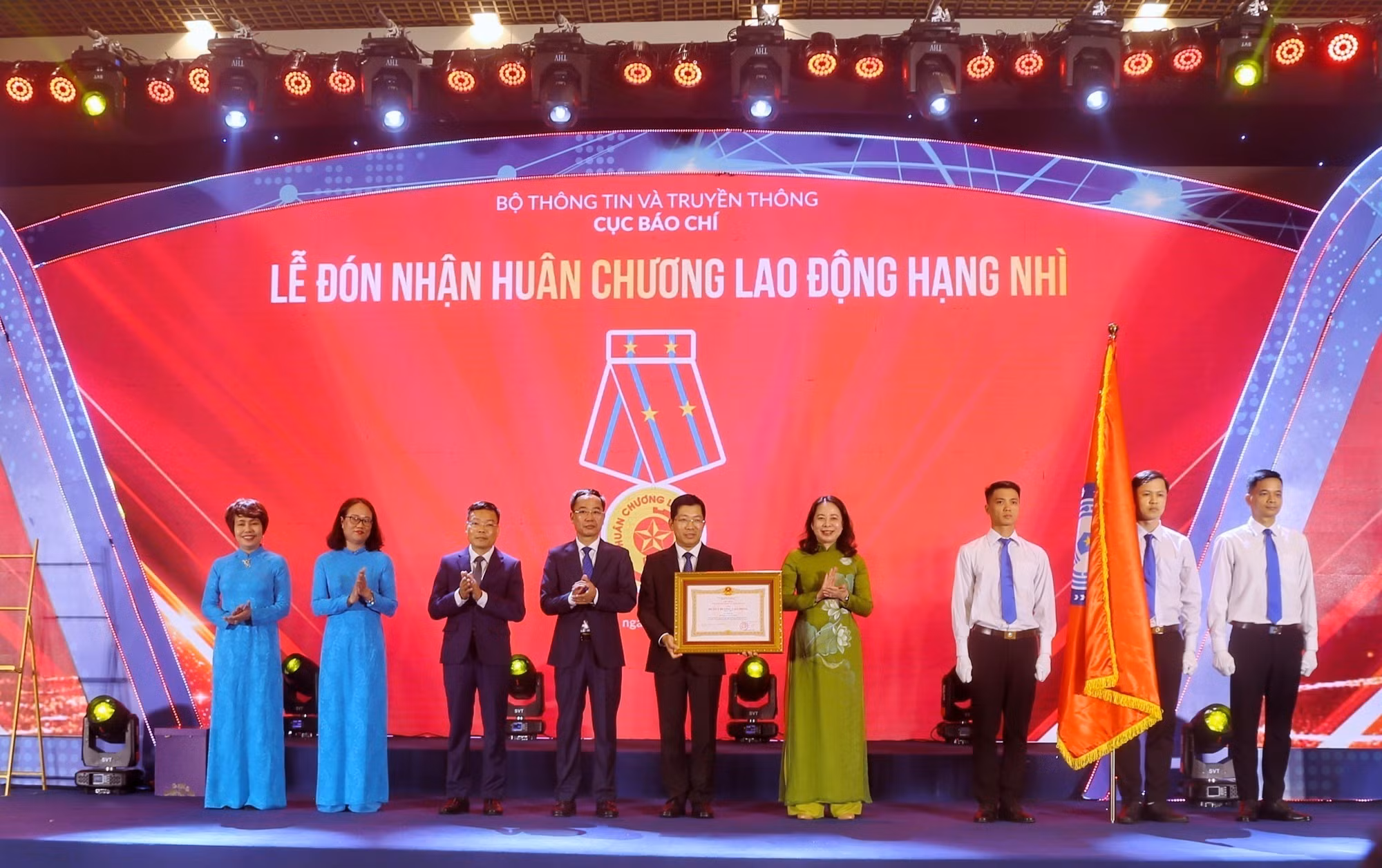 Phó Chủ tịch nước Võ Thị Ánh Xuân trao Huân chương Lao động hạng Nhì cho đại diện Cục Báo chí. Ảnh: Tuấn Đức - TTXVN