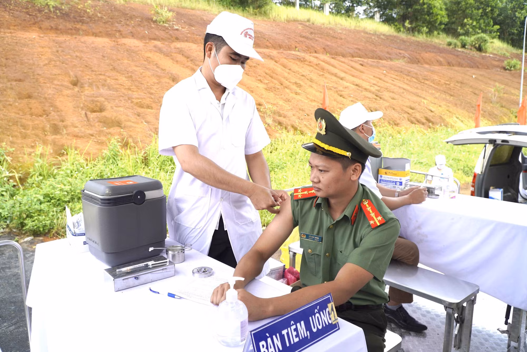 Cán bộ Đắk Nông tiêm phòng Covid-19 sau lễ phát động. Ảnh: Ngọc Minh - TTXVN