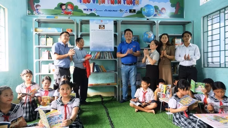 Ban tổ chức, Lãnh đạo địa phương và Ban giám hiệu Trường Tiểu học Ba Dinh khai trương Tủ sách. Ảnh: Đinh Hương - TTXVN