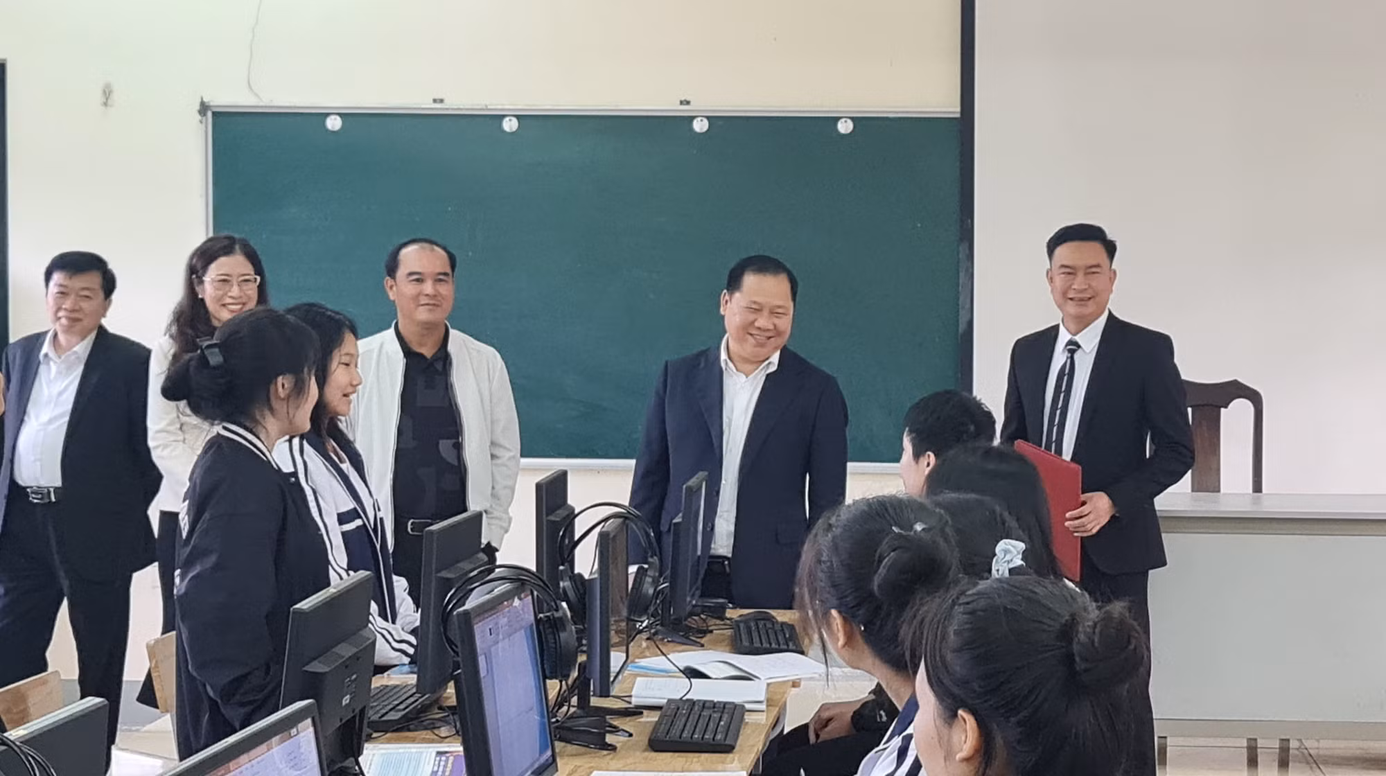 Bí thư Tỉnh ủy Hòa Bình Nguyễn Phi Long cùng các đại biểu thăm phòng học vi tính của trường Phổ thông Dân tộc nội trú Trung học phổ thông tỉnh Hòa Bình. Ảnh: Vũ Hà- TTXVN