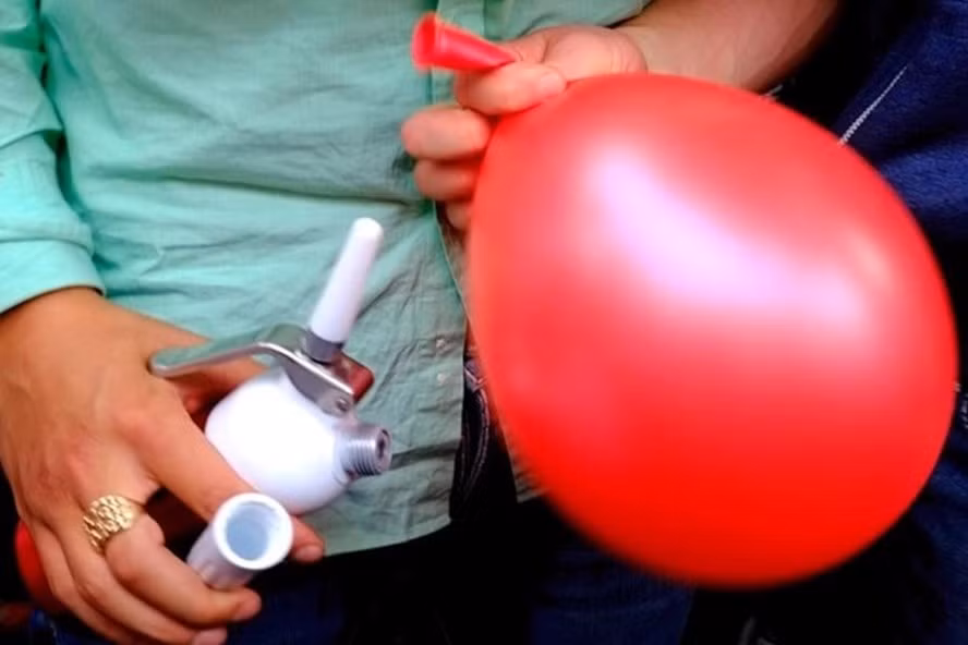 Cảnh báo việc sử dụng bóng cười thường xuyên có thể gây nhiễm độc hệ thần kinh