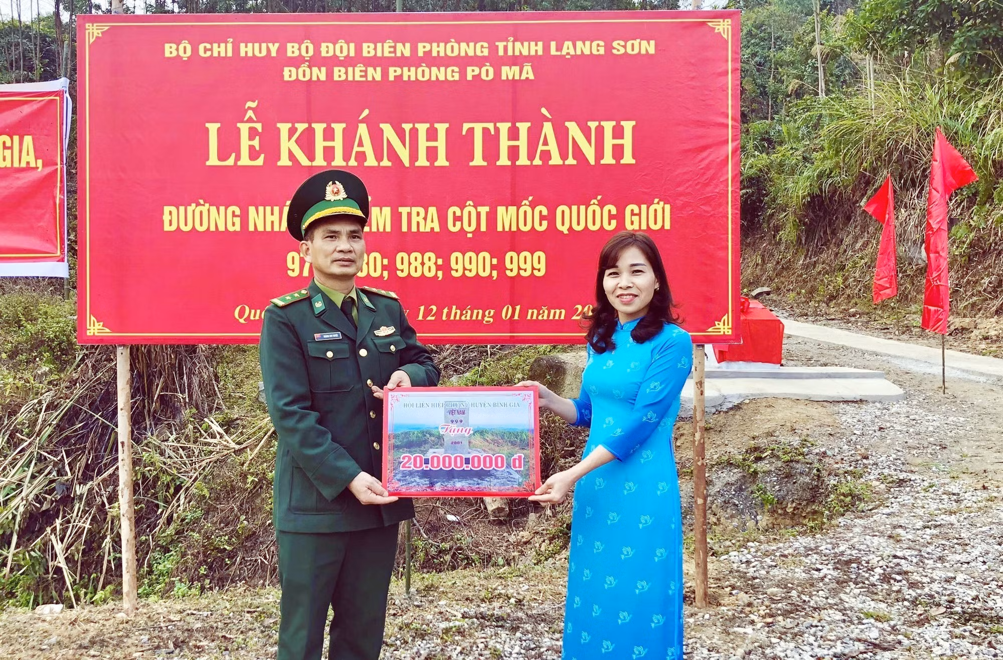 Đại diện Hội Liên hiệp Phụ nữ huyện Bình Gia (đơn vị kết nghĩa với Đồn Biên phòng Pò Mã) trao biểu trưng hỗ trợ kinh phí xây dựng công trình cho Đồn Biên phòng Pò Mã. Ảnh: Thái Thuần – TTXVN